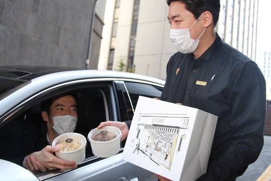 레스케이프 호텔은 드라이브 스루 서비스 이용이 크게 늘었다. 중식당 ‘팔레드 신’은 도시락 매출이 전체 비중의 15%에 이른다. 사진 레스케이프