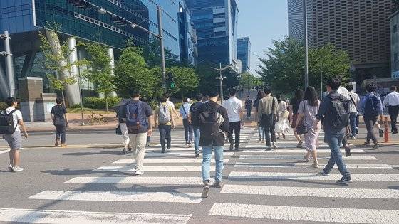 IT기업들이 몰려있는 경기도 성남시 판교테크노밸리의 한 횡단보도. [중앙포토]