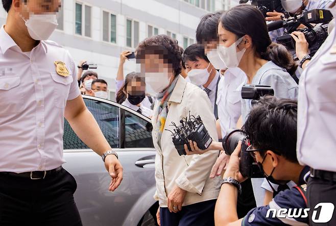 윤석열 전 검찰총장의 장모인 최모씨가 지난 2일 오전 경기도 의정부시 의정부지방법원에서 1심 선고에 공판에 출석하고 있다 /사진=뉴스1