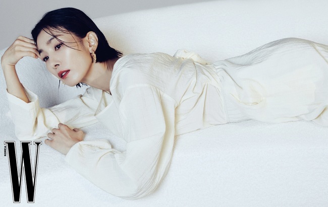 A Beauty pictorial by Actor Kim Seo-hyung has been released.Kim Seo-hyung, who has been at the center of the topic with his intense charisma and luxurious styling in the TVN drama Mine recently, recently filmed and interviewed W Korea.Kim Seo-hyung in the picture has a unique presence with a variety of charms that perfectly digest not only the refined and sophisticated style that feels the elgance allure but also the chic and sophisticated style that shows the high quality sexy.In particular, Kim Seo-hyungs sleek, flawless, shiny skin and intense red lip in the picture captivate her eyes, the new gold look makeup makes her own aura and confident charm more prominent and shows the essence of luxury beauty.