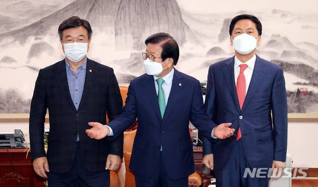 [서울=뉴시스] 최동준 기자 = 윤호중 더불어민주당 원내대표, 김기현 국민의힘 원내대표가 21일 서울 여의도 국회에서 열린 박병석 국회의장 주재 원내대표 회동에서 기념촬영을 하고 있다. (공동취재사진) 2021.07.21. photo@newsis.com