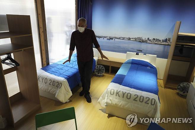 2명이 투숙하는 도쿄올림픽 선수촌 객실. 침대는 골판지로 제작됐다.  [AP=연합뉴스 자료사진]
