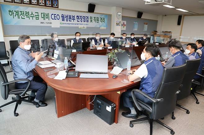 한수원, 월성본부 특별점검…"안정적 전력공급에 최선" (서울=연합뉴스) 한국수력원자력은 21일 여름철 안정적인 전력수급에 대비해 월성원자력본부 특별점검을 시행했다고 밝혔다. 정재훈 한수원 사장이 이날 월성원자력본부에서 직원들과 현장점검을 하는 모습. 2021.07.21. [한국수력원자력 제공. 재판매 및 DB 금지]