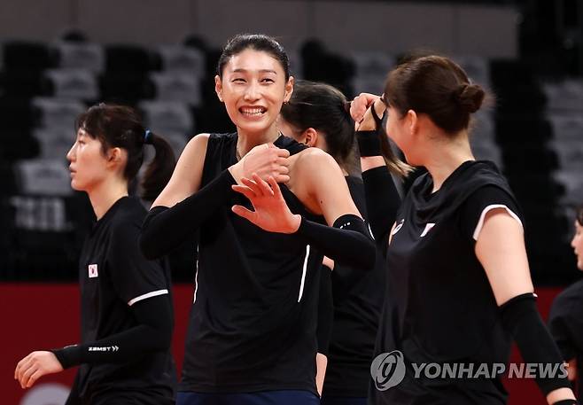 [올림픽] 김연경, 도쿄 미소 (도쿄=연합뉴스) 류영석 기자 = 한국 여자배구 올림픽대표팀 김연경이 21일 오후 도쿄 아리아케 아레나에서 열린 훈련에서 환한 미소를 보이고 있다. 2021.7.21 ondol@yna.co.kr