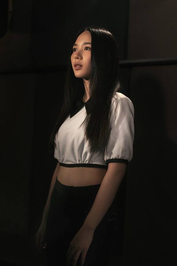 태국 배우 나릴야 군몽콘켓은 영화 '랑종'에서 첫 주연을 맡은 신예 배우다. 극 중 무당의 조카 밍을 연기하면서 신들린 연기로 태국은 물론 한국 팬들에게도 관심을 모으고 있다. /쇼박스 제공