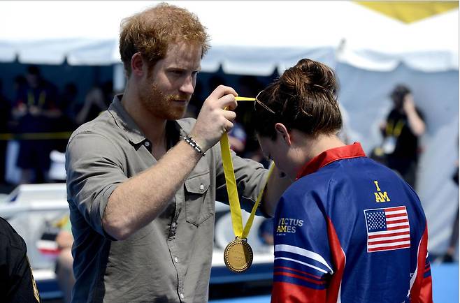 2016년 인빅터스 게임에서 해리왕손으로부터 메달을 수여받고 있는 엘리자베스 마크스. /미 국방부 홈페이지