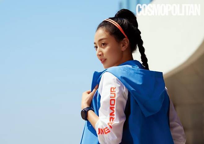 우븐 CB WM 후디 재킷, HeatGearⓡ 아머 반팔 티셔츠, UA 론치 SW “고 올데이” 쇼츠, UA 플로우 스포츠 에디션 105 컬러, 양말 모두 가격미정 언더아머. 스마트 워치 가격미정 갤럭시 워치 액티브 2 언더아머 에디션.