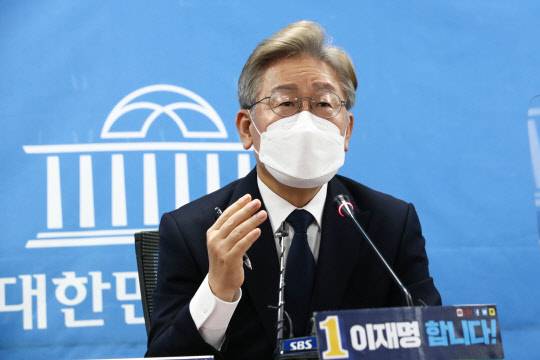 22일 더불어민주당 대선 예비 후보인 이재명 경기도지사가 국회 의원회관 영상회의실에서 화상으로 정책공약 기자간담회를 하고 있다. 연합뉴스.
