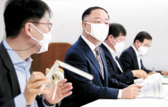 홍남기 경제부총리(왼쪽)가 21일 오전 정부서울청사에서 열린 ‘제26차 부동산시장 점검 관계장관회의’를 주재하고 있다. [연합뉴스]