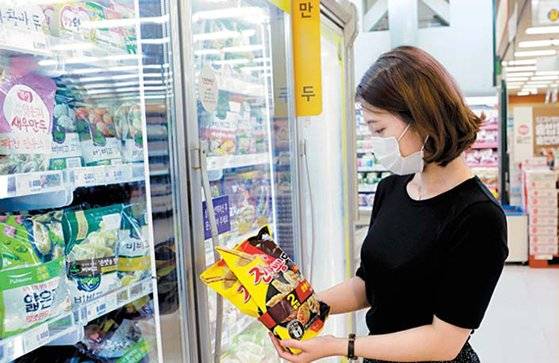 롯데마트 서울역점에서 ‘진짬뽕라면’에 들어가는 재료로 만든 ‘진짬뽕만두’를 고르는 고객의 모습.