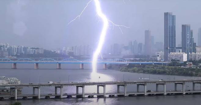 지난 19일 오후 4시 19분 56초 라이브 영상에 잡힌 ‘토르 번개’. 유튜브 캡처