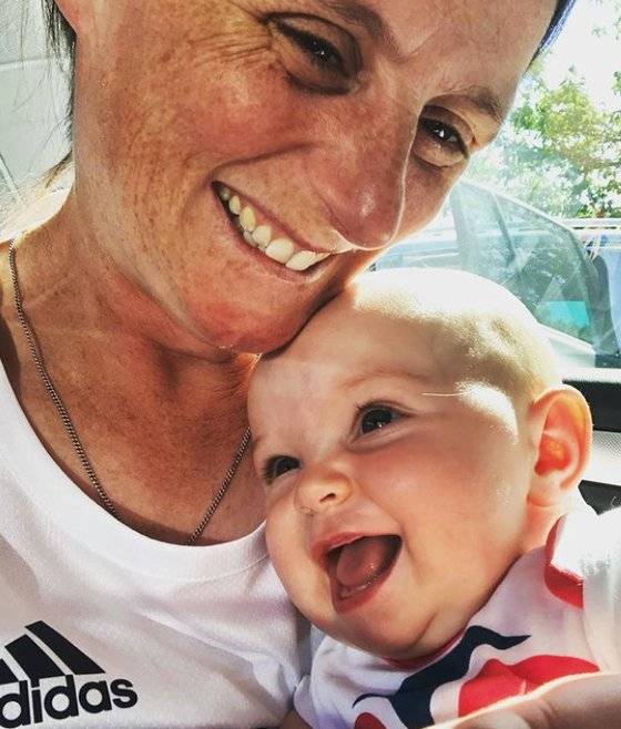 영국 양궁 국가대표 나오미 폴카드와 딸 에밀리. [폴카드 인스타그램]