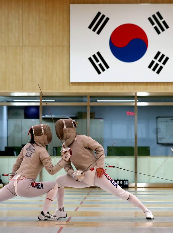 Korean sabrists practice at the Jincheon National Training Center in Jincheon, North Chungcheong. [ILGAN SPORTS]