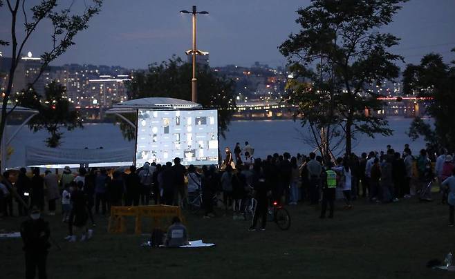 [서울=뉴시스]조수정 기자 = 23일 오후 서울 반포한강공원 택시승강장 인근에 마련된 고(故) 손정민 씨 추모공간 인근에서 열린 진상규명 촉구 집회에서 참가자들이 휴대전화기 불을 켜고 있다. 손 씨는 지난 달 24일 반포한강공원에서 술을 마신 뒤 실종됐다가 30일 인근 한강 수중에서 숨진 채 발견됐다. 2021.05.23. chocrystal@newsis.com