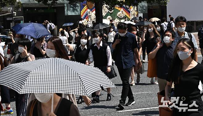 올림픽 개최도시인 일본 도쿄의 확진자 수가 닷새째 1천명을 기록한 19일 일본 시민들이 시부야역 인근 횡단보도를 건너고 있다. 올림픽사진공동취재단