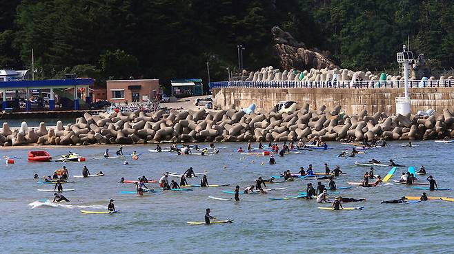 지난 18일 양양 기사문 해변을 찾은 서퍼들