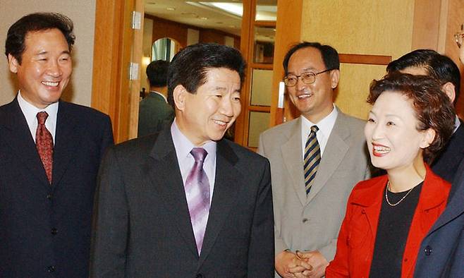 2002년 9월 24일 당시 민주당 노무현 대통령 후보가 이낙연(왼쪽) 대변인 등 대변인단과 오찬에 앞서 인사를 나누고 있다. 세계일보 자료사진