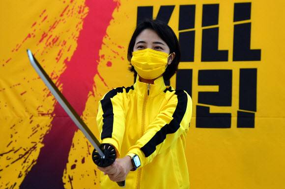 21일 국회에서 열린 청년정의당 채용비리신고센터 ‘킬비리’ 설립 기자회견에서 센터장을 맡은 류호정 의원이 채용비리 척결을 의미하는 집행검을 들고 포즈를 취하고 있다. 연합뉴스