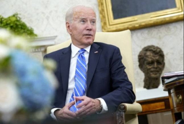 19일(현지시간) 미국 워싱턴 백악관에서 조 바이든 미국 대통령이 압둘라 2세 요르단 국왕과 정상회담을 시작하기 전 잠시 취재진 쪽을 바라보고 있다. 워싱턴=AP연합뉴스