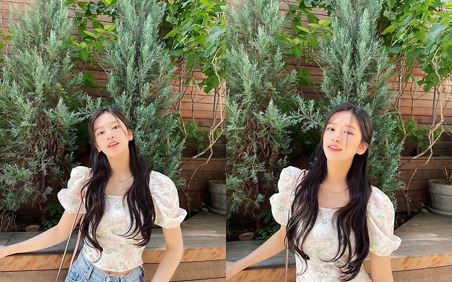 IZ*ONE native Ahn Yu-jin has emanated angelic beautiful looksOn the 21st, Ahn Yu-jin posted several photos on his Instagram with flower emoticon.In the photo, Ahn Yu-jin finished a fresh fashion by matching jeans with a bright top.His visuals, half a bundle of long wave hair that comes to the waist, seem to see a princess of a country.The tiny face and perfect proportion of Ahn Yu-jin attracted attention with their own luminous visuals that illuminated the surroundings; fans admired the comments such as Princess, Straveling and Fearly Pretty.On the other hand, Ahn Yu-jin is active in popular song MC and various entertainment programs after the group IZ*ONE activity was completed in April.