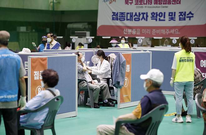 <YONHAP PHOTO-2836> 75세 이상 화이자 백신 예방 접종 현장     (광주=연합뉴스) 14일 오전 광주 북구 신종 코로나바이러스 감염증(코로나19) 화이자 백신 예방접종센터에서 보건소 의료진들이 75세 이상 어르신들의 백신 접종을 하고 있다. 정부는 이달까지 1300만명, 최대 1400만명에 대한 코로나19 백신 1차 접종을 마칠 계획이다. 2021.6.14 [광주 북구 제공. 재판매 및 DB 금지]     areum@yna.co.kr/2021-06-14 15:02:57/ <저작권자 ⓒ 1980-2021 ㈜연합뉴스. 무단 전재 재배포 금지.>