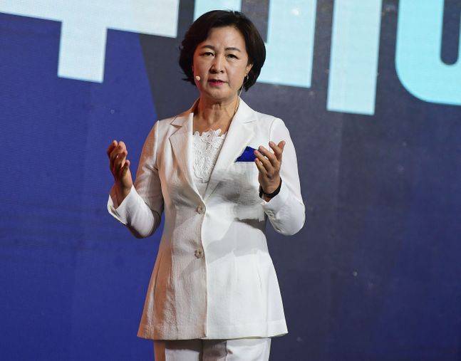 제20대 대통령선거 더불어민주당 예비후보자인 추미애 전 법무부 장관이 7일 경기 파주의 한 스튜디오에서 열린 대선 후보 정책 언팩쇼에서 발표를 하고 있다. ⓒ국회사진취재단