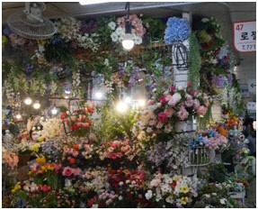 남대문시장 E동에는 새벽부터 열리는 대도꽃 종합상가가 있다. 한국간편결제진흥원 제공.