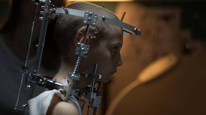 줄리아 뒤쿠르노 감독의 영화 〈티탄〉