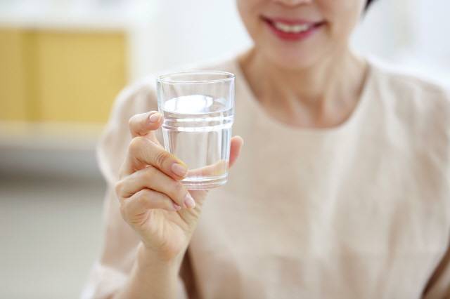 수시로 물을 마시는 습관은 가래를 없애는 데 도움이 된다./사진=클립아트코리아