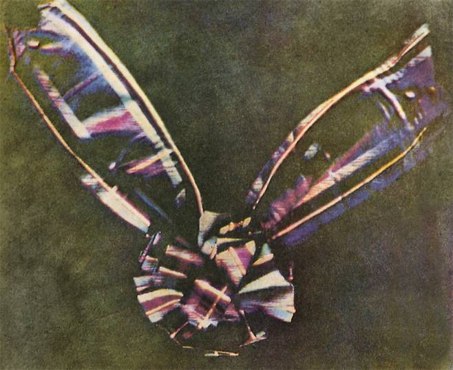 1861년 물리학자 맥스웰과 사진사 토머스 서턴이 빛의 삼원색 필터를 이용해 체크무늬 타탄 리본을 사진 찍었다. 최초의 컬러 사진이다.