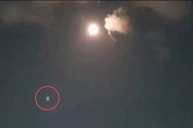 지난 20일 저녁 광주 하늘에서 흰색 미확인비행물체(UFO·빨간색 표시)가 포착됐다. [독자 제공]