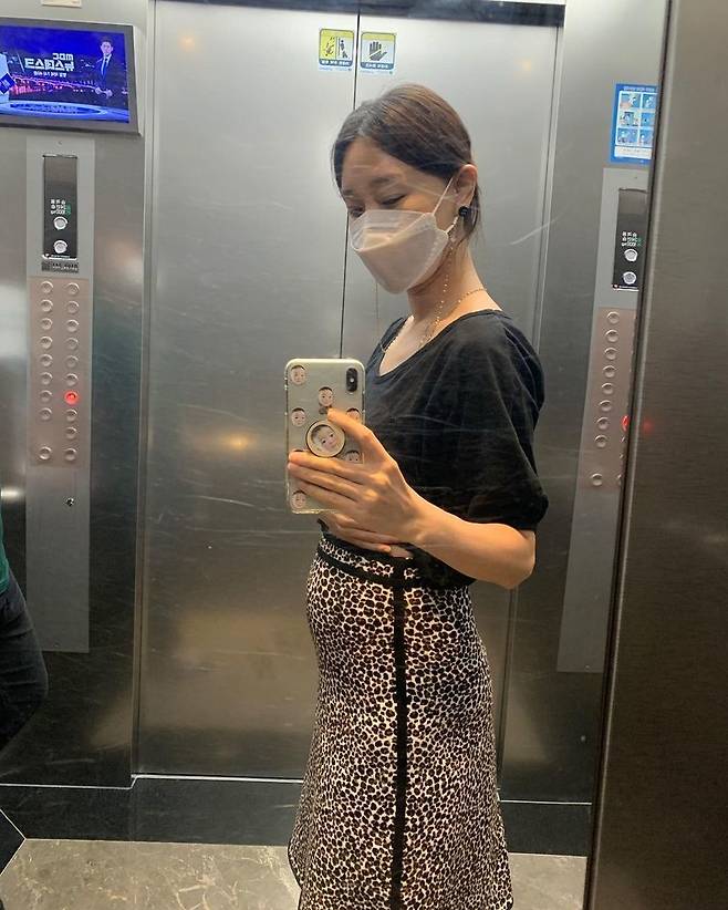 Second, Lee Ji-hye, who is in the process of pregnancy, reported on his current situation.Lee Ji-hye, a shop-turned-person, posted two photos on his Instagram on July 23.The photo shows Lee Ji-hye, who is taking a mirror selfie. The D-line, which has come out of the picture, attracts attention.In addition, Lee Ji-hye added, I feel real. I feel full. Pregnancy 5 months. Pregnant woman. Morning sickness end. On the way home.The fans who came in contact with the photos cheered Lee Ji-hye through comments such as I envy the end of Morning sickness, Do not be unreasonable and Always be careful.On the other hand, Lee Ji-hye is married to Moon Jae-wan, a tax accountant, and has a daughter, Tae-ri.