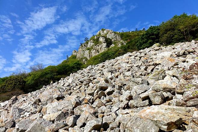 마치 산사태가 난 듯 산의 경사면이 온통 바위투성이다. 너덜겅이다.