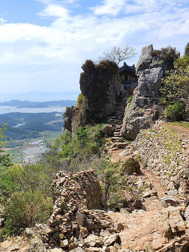 이유야 무엇이든 도솔암은 바라보는 것만으로도 구도를 향한 인간의 절절함과 비장함을 느끼게 한다.