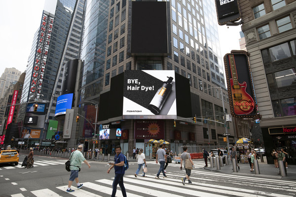 미국 뉴욕 타임스퀘어 옥외광고보드에 내걸린 모다모다 프로체인지 블랙샴푸 광고. /사진 제공=모다모다