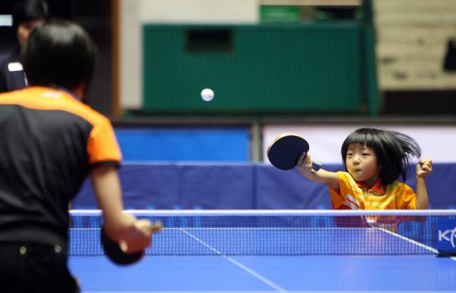 ‘레전드’ 현정화와 이벤트 경기에서 야무지게 공격하는 다섯 살 신유빈. /연합뉴스