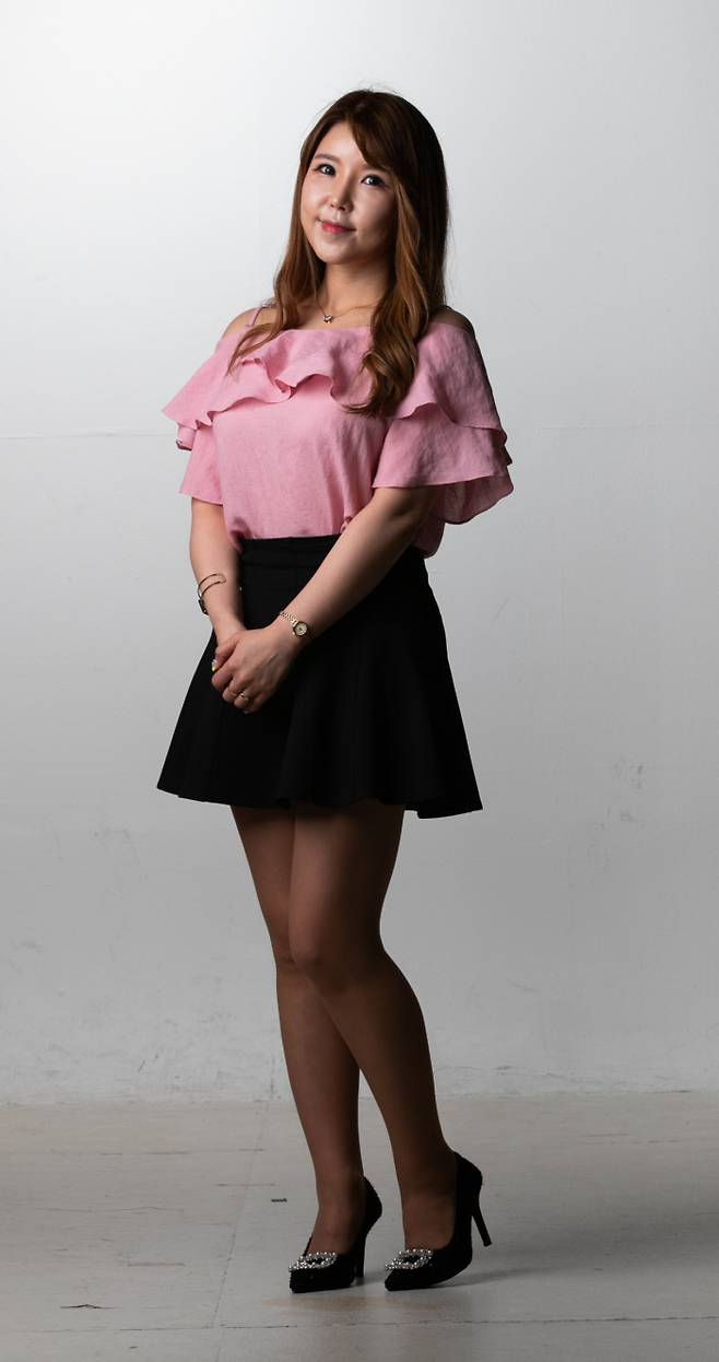 10년 전 발표한 ‘나 좀 봐요’로 역주행 신화를 쓰고 있는 가수 신혜가 22일 스포츠경향과 인터뷰에 앞서 포즈를 취하고 있다. 2021.6.22/정지윤 선임기자