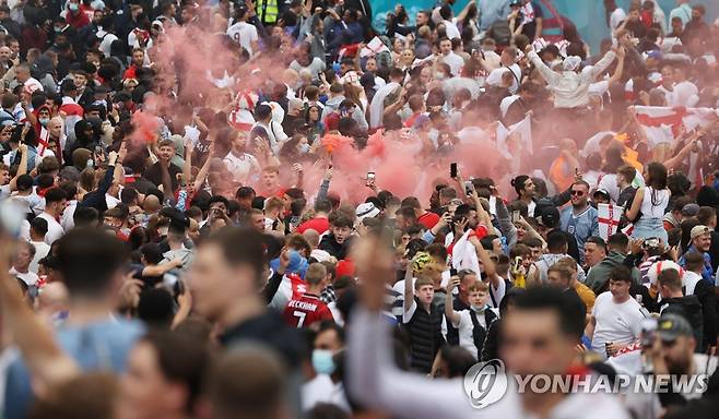 유로 2020 결승전에 웸블리 밖에 모인 팬들 [로이터=연합뉴스 자료사진]