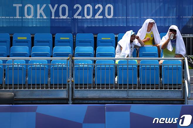 도쿄 아리아케 테니스 공원에서 선수들이 수건을 뒤집어쓰고 물을 마시며 더위를 식히고 있다. © 로이터=뉴스1