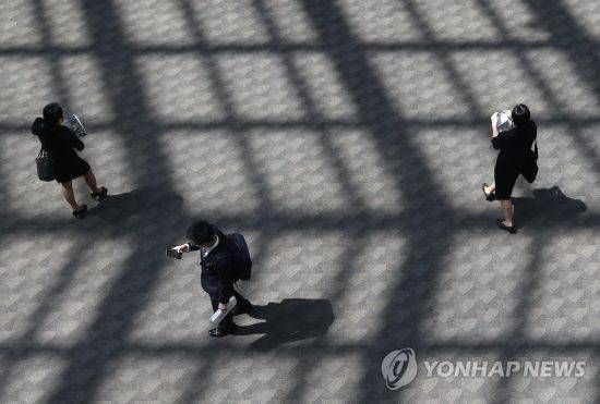 코로나19로 인해 취업난과 경제난이 심해지면서 정신적 고통을 호소하는 청년들이 늘고 있다. 사진은 기사 중 특정 표현과 무관. [이미지출처=연합뉴스]