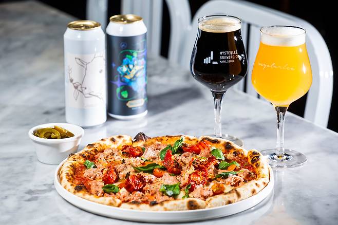 서울 염리동 ‘미스터리브루잉컴퍼니’의 살시차 피자(앞)와 더그래버(오른쪽 앞)·라카브라커피스타우트(오른쪽 뒤) 맥주./김종연 영상미디어 기자