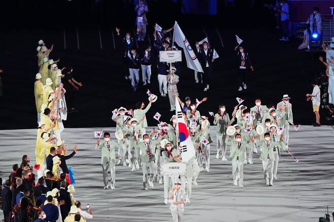 도쿄올림픽에 출전하는 한국 선수단이 23일 올림픽 주경기장에서 열린 개회식에서 입장하는 모습. /신화 연합뉴스