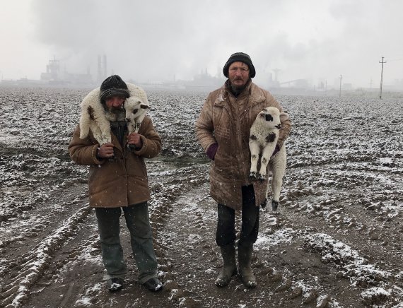 2021 iPhone Photography Awards(IPPAWARDS)에서 최우수상 수상자 겸 올해의 사진가상을 받은 루마니아의 이스트반 케레케스(Istvan Kerekes)가 찍은 ‘트란실바니아의 목동들(Transylvanian Shepherds)’.