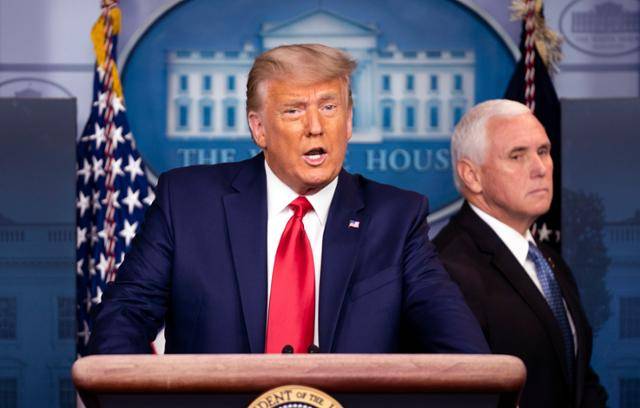 미국 공화당원들은 군 출신을 선호하는 것으로 알려져 있지만, 도널드 트럼프(왼쪽) 전 대통령과 마이크 펜스 전 부통령은 모두 군 경험이 없다. EPA 연합뉴스