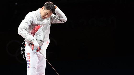 펜싱 사브르 국가대표 김정환이 24일 일본 마쿠하리 메세홀에서 열린 산드로 바자제(조지아)와의 도쿄올림픽 동메달 결정전에서 머리를 만지고 있다. 경기 중 상대편의 칼에 맞았다. 연합뉴스