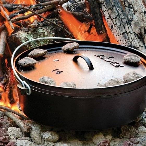 캠핑에서 더치오븐을 사용하는 모습. 뜨거운 장작불에도 식재료를 태우지 않고 요리를 완성할 수 있다. [사진 롯지]
