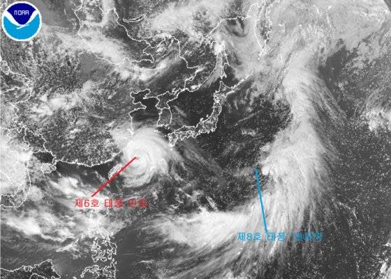 제6호 태풍 인파와 제8호 태풍 네파탁. 24일 오후 3시에 촬영한 위성사진이다. [미 해양대기국(NOAA)]