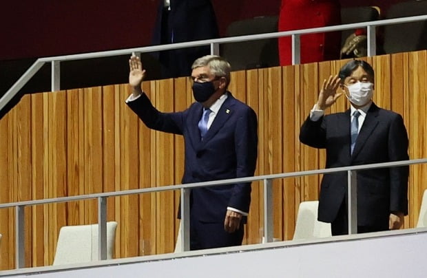 나루히토 일왕과 토마스 바흐 국제올림픽위원회 위원장이 23일 오후 일본 도쿄 국립경기장에서 열린 2020 도쿄올림픽 개막식에서 손을 흔들어 인사하고 있다. /사진=뉴스1