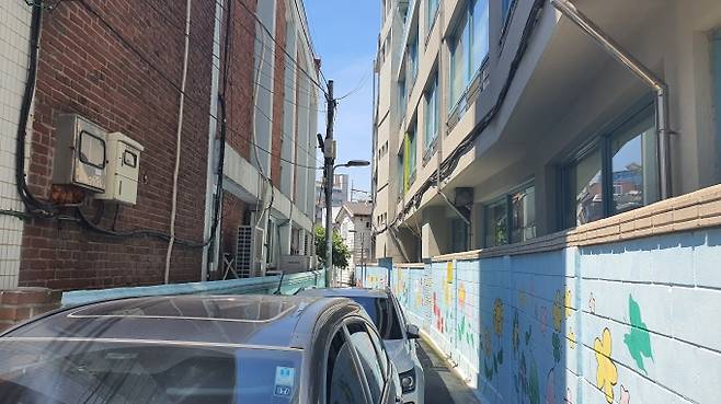 ▲서울시는 사진의 골목길 안쪽에 남영역 역세권청년임대주택을 건립하겠다는 계획이다 /사진=조계원 기자