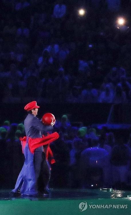 사진=슈퍼마리오로 분한 아베 신조 전 일본 총리. 연합뉴스